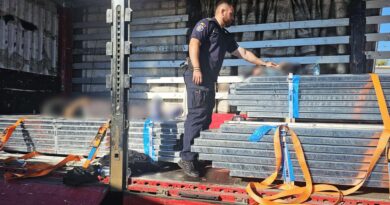 Two foreign citizens, discovered hiding in a semi-trailer Two foreign citizens, discovered hiding in a semi-trailer